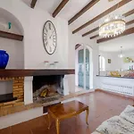 Guesthost - Amazing With Private Parking & Pool