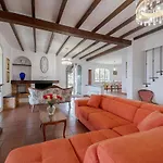 Guesthost - Amazing With Private Parking & Pool *