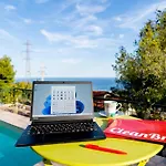 Guesthost - Amazing With Private Parking & Pool Barcheo