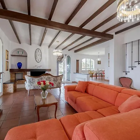 Guesthost - Amazing With Private Parking & Pool *