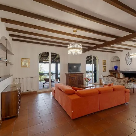 Guesthost - Amazing With Private Parking & Pool *