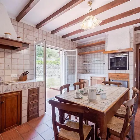 Guesthost - Amazing With Private Parking & Pool Barcheo