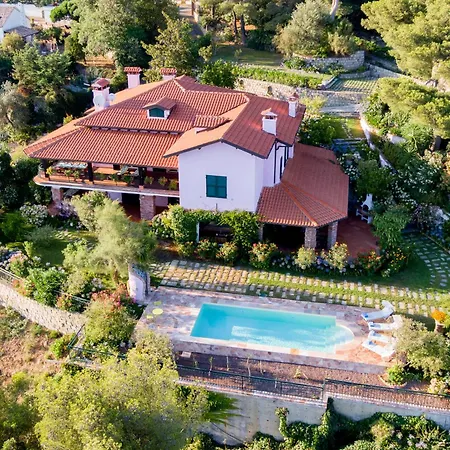 Apartman Guesthost - Amazing With Private Parking & Pool *