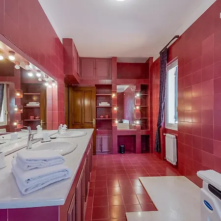 Amazing W/ Private Parking & Pool