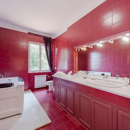 Guesthost - Amazing With Private Parking & Pool Apartman