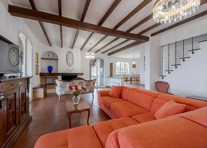 Guesthost - Amazing With Private Parking & Pool *