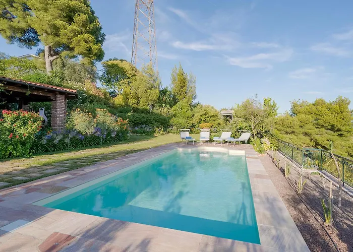 Guesthost - Amazing With Private Parking & Pool *