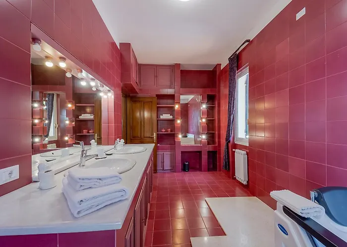 Guesthost - Amazing With Private Parking & Pool