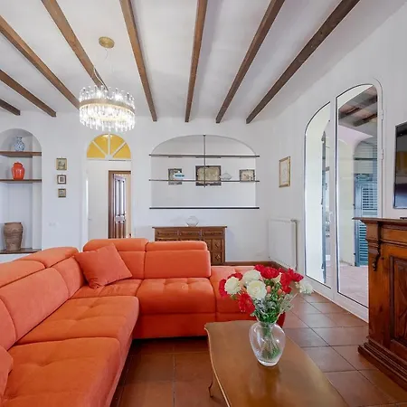 Guesthost - Amazing With Private Parking & Pool Barcheo