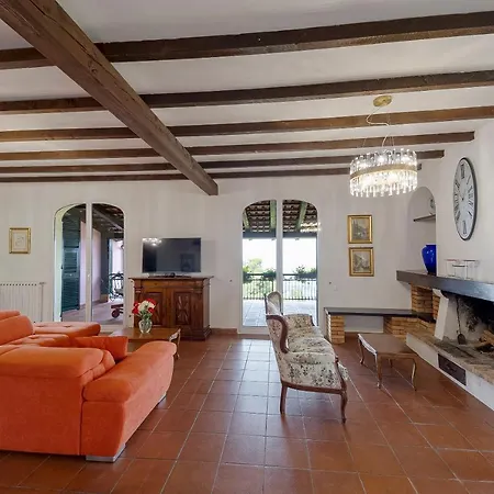 Amazing W/ Private Parking & Pool