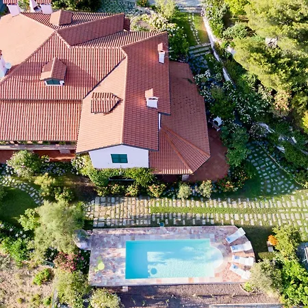 Guesthost - Amazing With Private Parking & Pool Lägenhet *