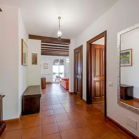 Guesthost - Amazing With Private Parking & Pool Barcheo
