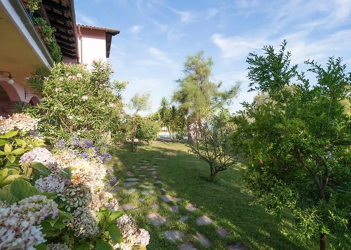 Guesthost - Amazing With Private Parking & Pool